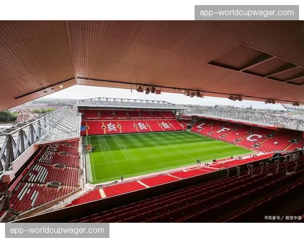 安菲尔德高唱“你永不独行”，氛围助推利物浦下半场狂攻