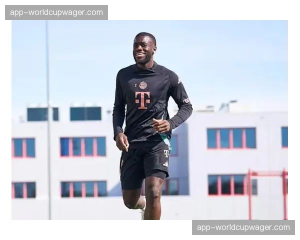 特写:于帕梅卡诺训练中膝盖受伤,拄拐离开塞贝纳大街训练基地 特写:于帕梅卡诺训练中膝盖受伤,拄拐离开塞贝纳大街训练基地