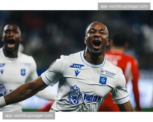 雷恩客场4-3惊险逆转布雷斯特，莱波尔梅开二度