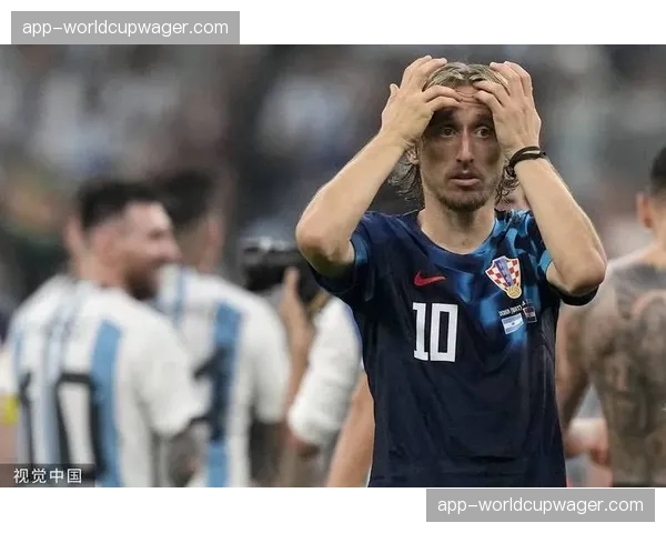 终场哨响，克罗地亚老将莫德里奇跪地掩面，告别德甲赛季